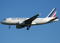 F-GRHX @ LFML - Landing rwy 31R - by Shunn311