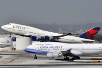 N675NW @ KLAX - A busy day at LAX.