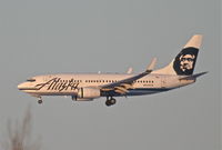 N609AS @ KORD - Alaska Airlines Boeing 737-790, ASA686, arriving 27L KORD from KPDX. - by Mark Kalfas