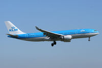 PH-AOE @ DFW - KLM landing at DFW