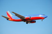 N689SW @ HOU - Short final rwy 12R