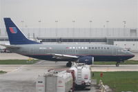 N923UA @ KORD - United Airlines Boeing 737-322, N932UA taxing to 22L KORD. - by Mark Kalfas