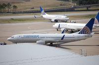 N77295 @ IAH - Pushing back - by AJ Heiser