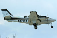 N37083 @ SXM - visitor