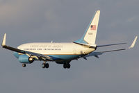 05-0932 @ VIE - USA - Air Force Boeing C-40C