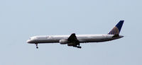 N57868 @ KIAH - B753 short final 26L. - by Darryl Roach