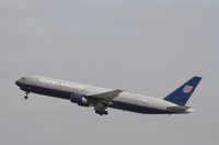 N672UA @ KLAX - Boeing 767-300 - by Mark Pasqualino