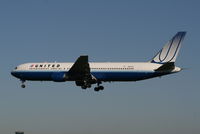 N643UA @ EBBR - Flight UA950 is descending to RWY 25L - by Daniel Vanderauwera