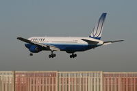 N643UA @ EBBR - Several seconds before landing on RWY 25L