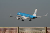PH-EZP @ EBBR - Several seconds before landing on RWY 25L