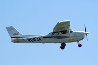 N88JA @ I19 - 2001 172S - by Allen M. Schultheiss