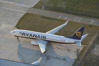 EI-DAP @ EGSS - EI-DAP B737 at Stansted, closed by volcanic ash, provides an opportunity for balloon flight - by Pete Hughes