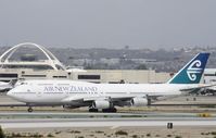 ZK-NBU @ KLAX - Boeing 747-400 - by Mark Pasqualino