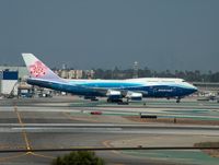 B-18210 @ KLAX - Dreamliner colors