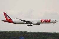 PT-MUC @ EDDF - Landing Rwy 25L in the rain...