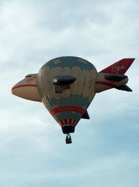 G-OVAA @ WARS - Jumbo flying through a balloon