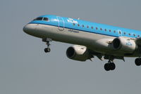 PH-EZI @ EBBR - Arrival of flight KL1723 to RWY 25L