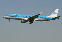PH-EZI @ EBBR - Flight KL1723 is descending to RWY 25L