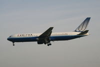 N654UA @ EBBR - Flight UA950 is descending to RWY 25L