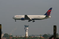 N152DL @ EBBR - Flight DL124 is descending to RWY 25L
