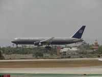 N677UA @ LAX - Landing runway 24R - by Helicopterfriend