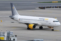 EC-GRH @ VIE - Vueling Airbus A320-211 - by Chris J