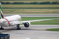 A6-ECS @ VIE - Emirates Boeing 777-31HER - by Chris J