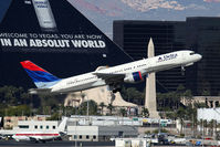 N634DL @ LAS - Delta Air Lines N634DL (FLT DAL973) climbing out from RWY 1R past the Luxor, enroute to Hartsfield-Jackson Atlanta Int'l (KATL).