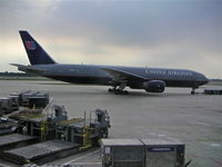 N791UA @ KORD - United Airlines Boeing 777-222, N791UA taxiing to 32L KORD. - by Mark Kalfas