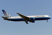 N664UA @ EDDF - on final RW07R - by Friedrich Becker