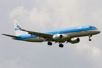 PH-EZL @ EDDF - on final RW07R - by Friedrich Becker