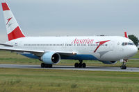 OE-LAZ @ LOWW - AUA