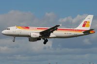 EC-HTB @ EIDW - Iberia on short finals - by Robert Kearney