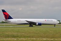 N195DN @ EIDW - Delta rolling on r/w 10 - by Robert Kearney