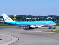 PH-BFW @ EHAM - KLM Royal Dutch Airlines - by Chris Hall