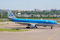 PH-AOC @ EHAM - KLM Royal Dutch Airlines - by Chris Hall