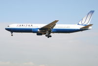 N652UA @ EBBR - Flight UA950 is descending to RWY 25L - by Daniel Vanderauwera