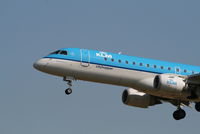 PH-EZD @ EBBE - Arrival of flight KL1723 to RWY 25L