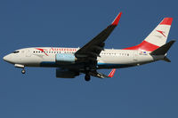 OE-LNO @ VIE - Austrian - by Chris Jilli
