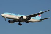 HL7575 @ VIE - Korean Air - by Chris Jilli