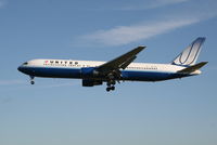 N657UA @ EBBR - Arrival of flight UA972 to RWY 25L - by Daniel Vanderauwera