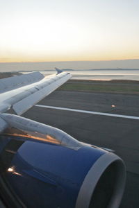 N411UA @ KBOS - United Airlines Airbus A320-232, N411UA touching down on RWY 27 KBOS. - by Mark Kalfas