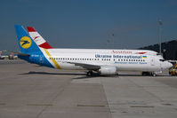 UR-GAO @ LOWW - Ukraine international Boeing 737-400 - by Dietmar Schreiber - VAP