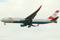 OE-LAY @ VIE - Austrian Airlines