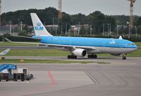 PH-AOL @ EHAM - KLM taxiing in after arrival