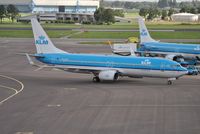 PH-BXM @ EHAM - KLM making it's final turn onto stand