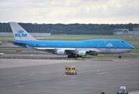PH-BFB @ EHAM - KLM heavy taxiing for take-off
