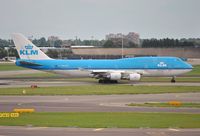 PH-BFE @ EHAM - KLM heavy lining up for departure to Melbourne