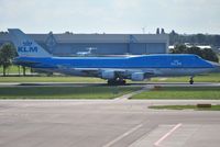 PH-BFO @ EHAM - KLM heavy rolling