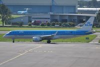 PH-EZM @ EHAM - ERJ190 taxiing for departure